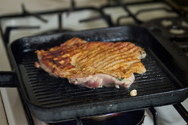 肉料理では香ばしそうな焼き目をつけて、皮をパリッと焼き上げられる