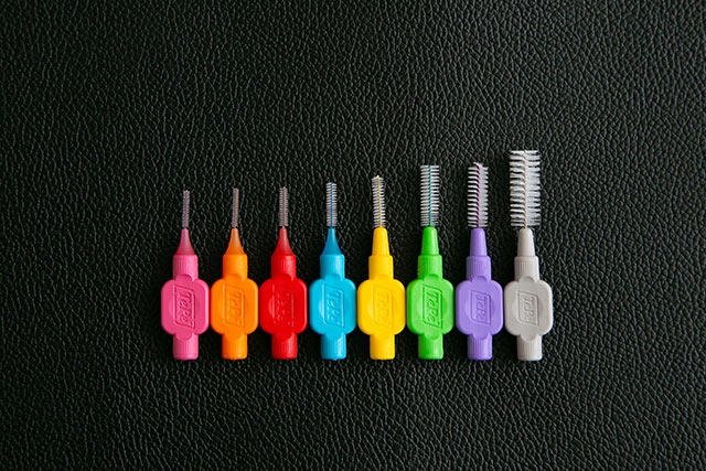 歯間ブラシは歯の隙間に合ったものが選べるよう、さまざまなサイズが用意されている
