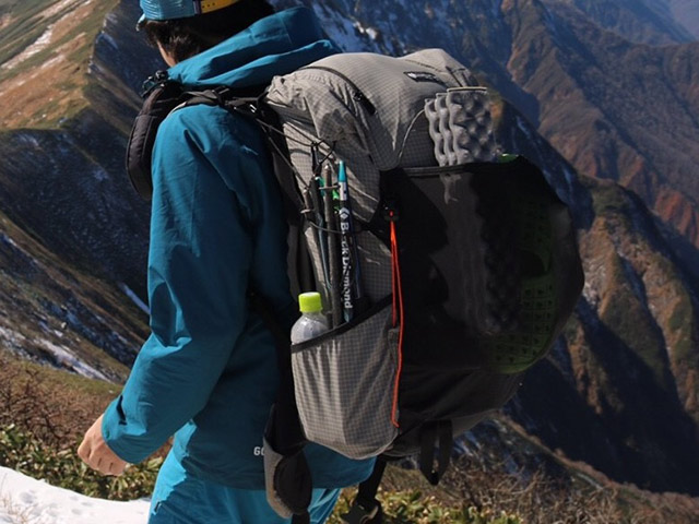 登山用のリュックはサイドや背面に大きなポケットが付いているモデルが多く、キャンプにも使いやすい
