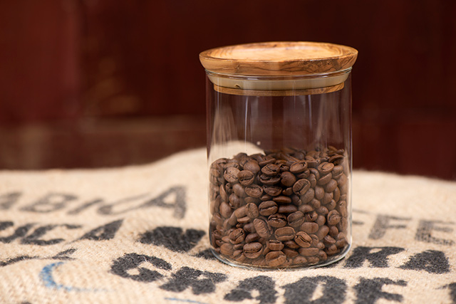  フタが密閉タイプのコーヒーキャニスターは気密性が低いものの、扱いやすいというメリットがある