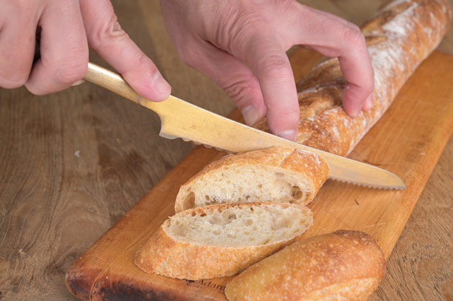 波刃であれば硬いパンもスムーズに切ることができる