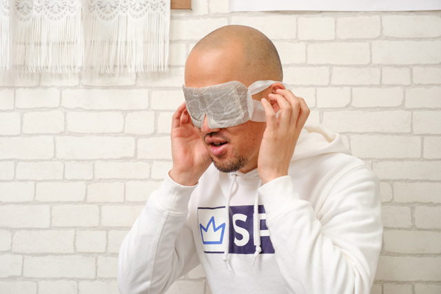 ホットアイマスクを使うことで光を遮ることと目を温めることができます