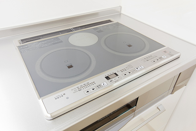 システムキッチンのIH調理器や卓上IH調理器を使用している場合は、卵焼きフライパンの素材を確認