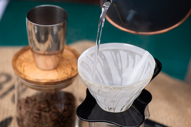 「コーヒーの粉を入れる前に、フィルターをセットしたコーヒードリッパーを温めるのがポイントです」と井川さん