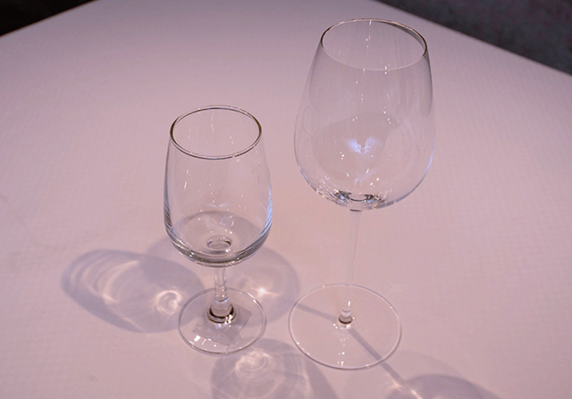 ソーダガラス（左）とクリスタルガラス（右）のワイングラス。見た目にもガラスの輝きや透明度、薄さの違いがわかる