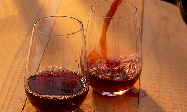 ステムレスタイプのワイングラスは、高さが他のコップ類と近く、収納にも◎