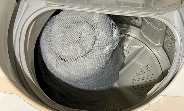 タオルケットを洗濯する際は渦巻き状にたたみ、洗濯ネットに入れて単体で洗う