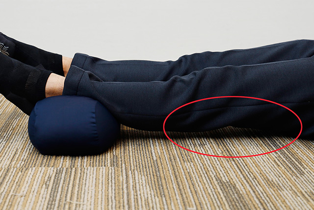 小型の足枕を就寝時に使用すると膝が浮いてしまい、重みで負担がかかってしまうので避けましょう