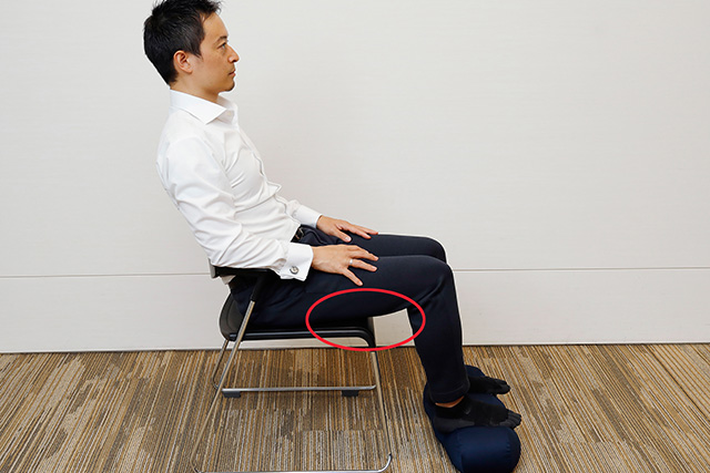 「座った状態で足枕を使うと、足の裏を安定させつつ、太もも裏の座面に当たる部分の圧迫が軽減されます」と加賀さん
