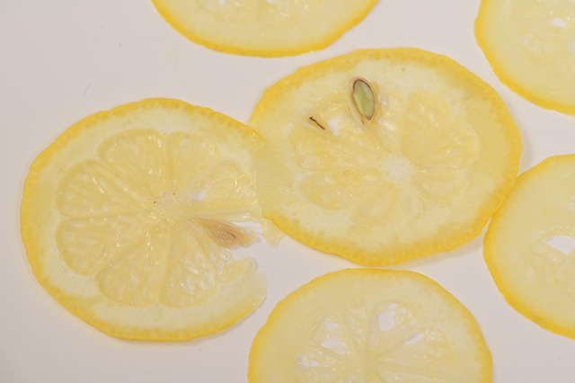 レモンのような水分の多い食材も、形が崩れることもなくきれいにカットできる