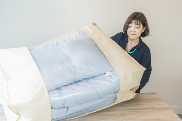 「収納ケース付きだと、寝具をまとめるのに便利ですよ」と田中さん