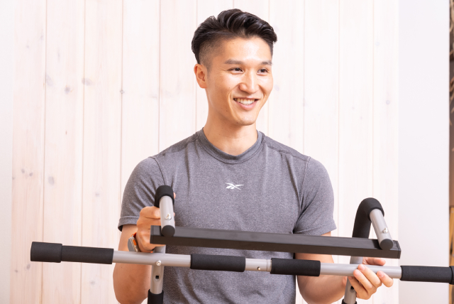 「懸垂バーは背中だけでなく、使い方次第でさまざまな部位の筋肉を鍛えられます」と島村さん