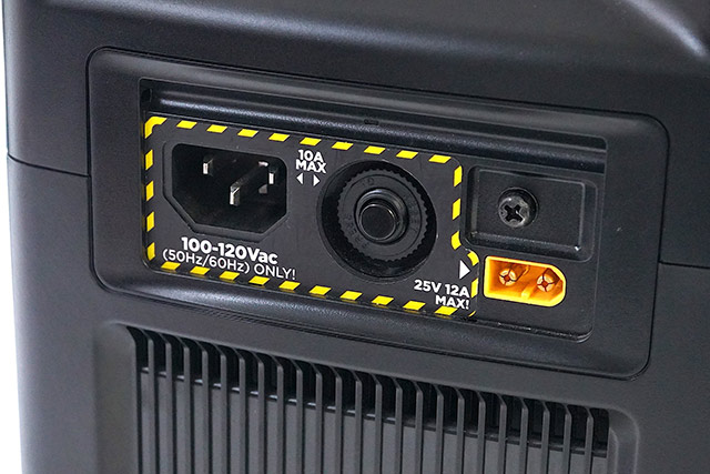 左端はAC充電用端子。右のオレンジ色のソケットはシガーソケットやソーラーパネルを接続するDC充電用端子