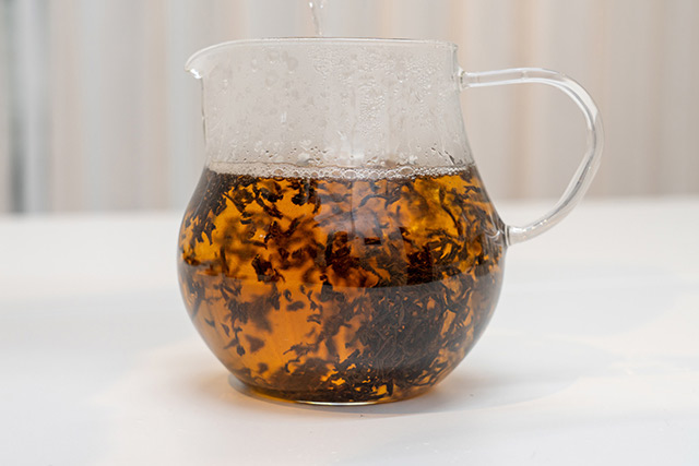 茶葉をよく開かせるために、茶葉が動きやすい丸型のティーポットは最適。ティーポットの形状ではポピュラーな形だ