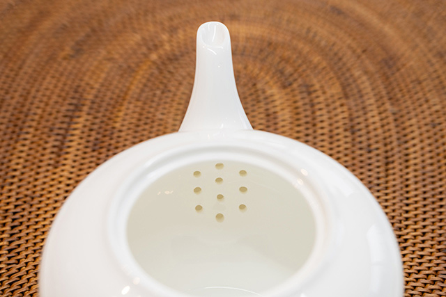 注ぎ口の根本にいくつか小さい穴があいているタイプ。細かい茶葉は通してしまうため、別で茶こしを用意するのがおすすめ