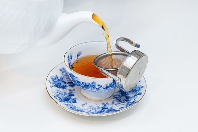 できた紅茶を最後の一滴まで大切にゆっくりカップへ注ぐ
