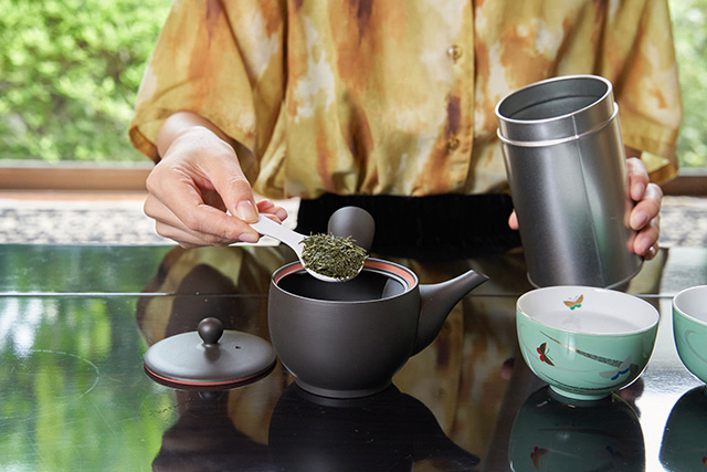 茂木さんは茶さじを使用。「茶葉が少ないとお茶がおいしく出ないので、少なすぎるという状態は避けましょう」（茂木さん）