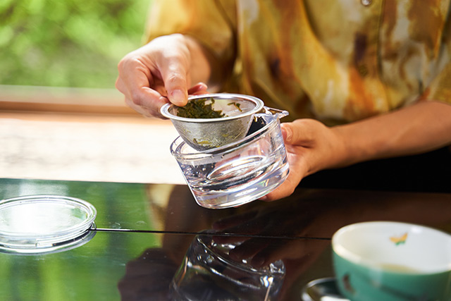 茶こしを本体から外し、茶殻を捨てあとは水で流すだけなのでお手入れも簡単
