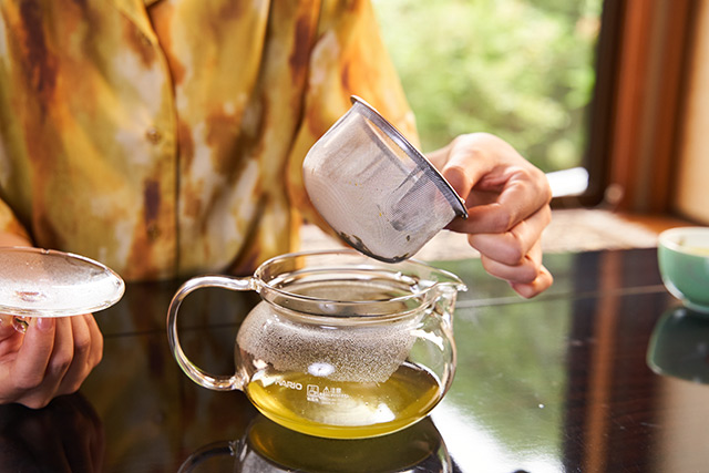 お茶のポテンシャルを引き出す大きい茶こし。かご網型は茶殻が始末しやすい
