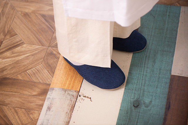 クッション性のない床は、立っていると意外に足腰に負担がかかるという。また、床に足が直接触れていると冷えてしまうことも