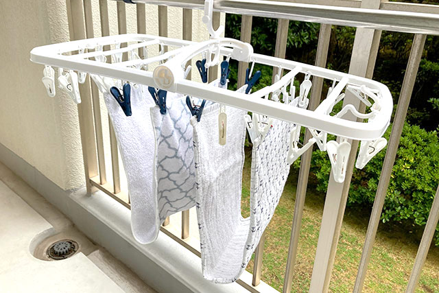 タオル類の干し方の例。どの洗濯物でも、もとの形を崩さずに風通しを良くすることを意識しよう
