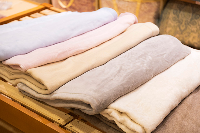 素材や厚み、特殊加工の違いを知っておくと、自分に合った毛布を選びやすい