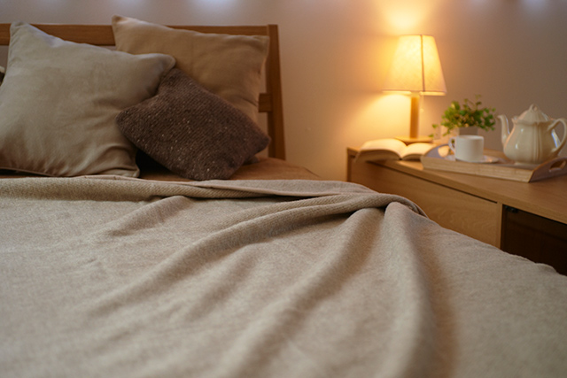 寝室が暖かい場合は、分厚い毛布は必要ない