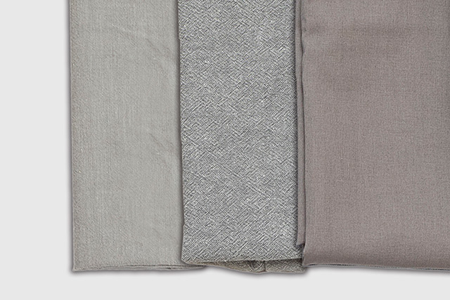左から、無印、ニトリ、IKEAの枕カバー。厚みや肌触りもそれぞれ特徴が異なる