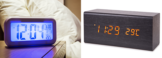 デジタルの目覚まし時計はバックライトがついており、夜中に目覚めたときも時間を確認しやすい（左）／木目調のスタイリッシュなモデルなどもある（右）