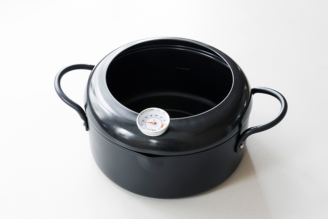 鉄の揚げ物鍋を選ぶときは、厚みがあってコーティング加工されているものがおすすめ