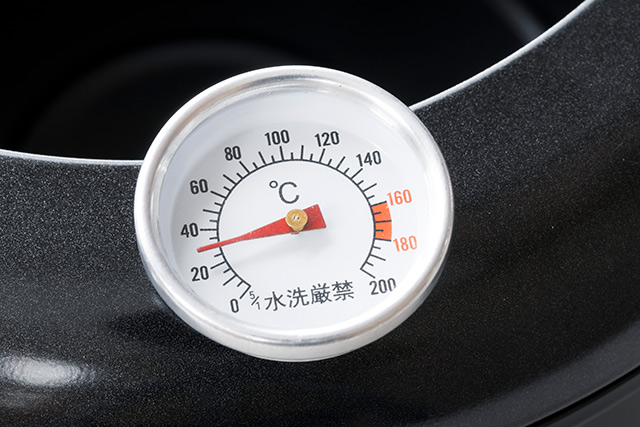 温度計がついているタイプは、温度を確認しながら揚げ物をしやすい