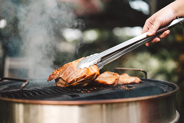 バーベキューやキャンプなどでトングを使う場合、直火や炭火もOKなステンレス製で長めのものが便利。大きな肉の塊でもつかみやすく、手が熱くなりにくい