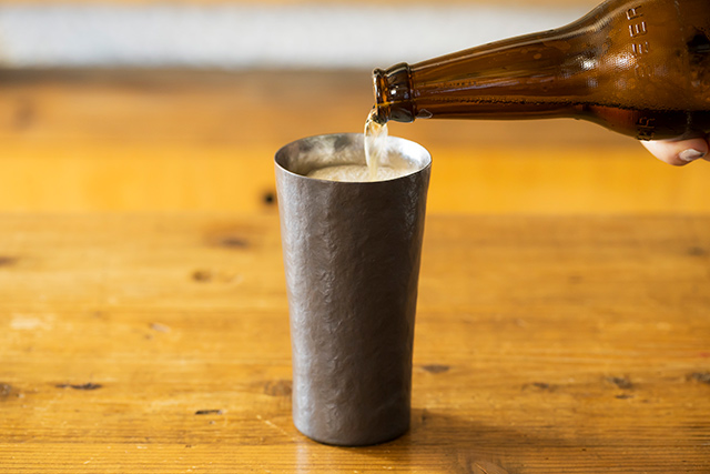 凹凸のある表面のチタン製タンブラーは、ビールを注いだときの泡がきめ細やか。また、保冷性能に優れており、冷たいビールを長時間楽しめます。