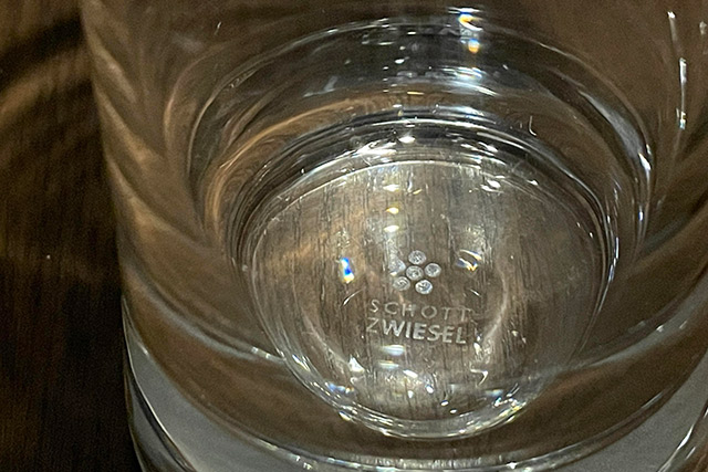 グラス底にある小さな〇が6つ並んだ部分が発泡ポイント