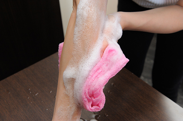 （5）4を2〜3回繰り返して十分な泡の量になったら泡を肌の上にのせます。ボディタオルで肌に泡をなじませ、泡をつぶさないように体全体に広げながら洗います。