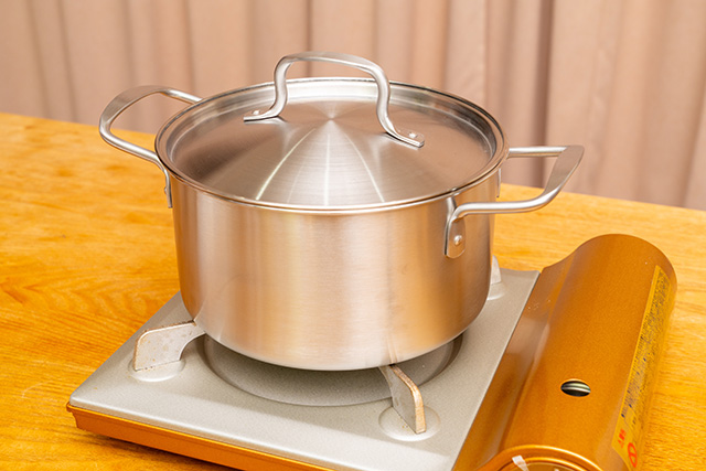 両手鍋は左右のバランスが良く鍋底の面積も広いため、五徳の上でも安定しやすい