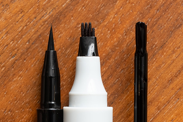 左から細い筆、ハケ、太い筆。使いやすさはもちろん、求める仕上がりに応じて選ぼう