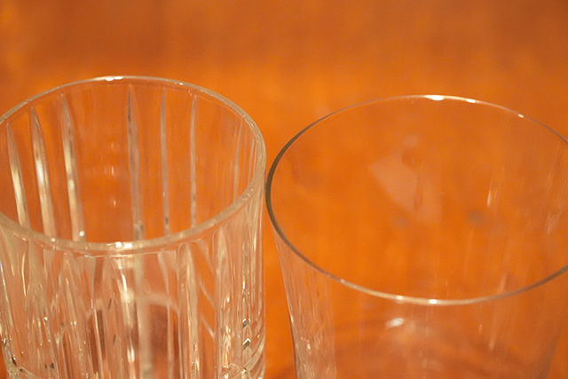 ソーダガラスのグラス（左）と クリスタルガラスのグラス（右）では、厚さが大きく異なる