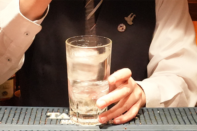 水と氷でグラスを冷やすようにくるくる混ぜる