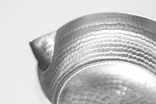 雪平鍋の大きな特徴である槌目（つちめ）。この凸凹の加工が、表面積を広くして熱伝導性を高めている