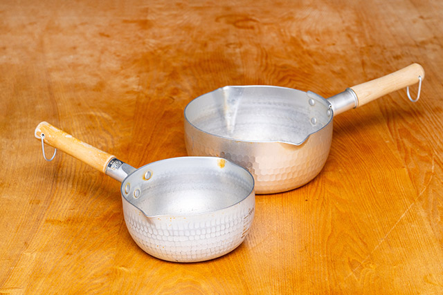 アルミニウムなどの軽い素材の片手鍋は、中身をたっぷり入れても重くなりにくい
