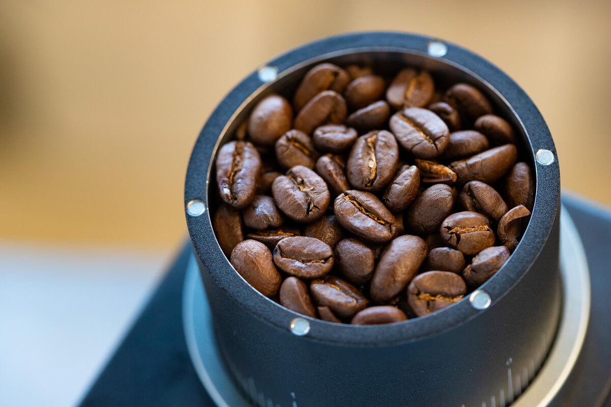 コーヒーミルに豆を入れる
