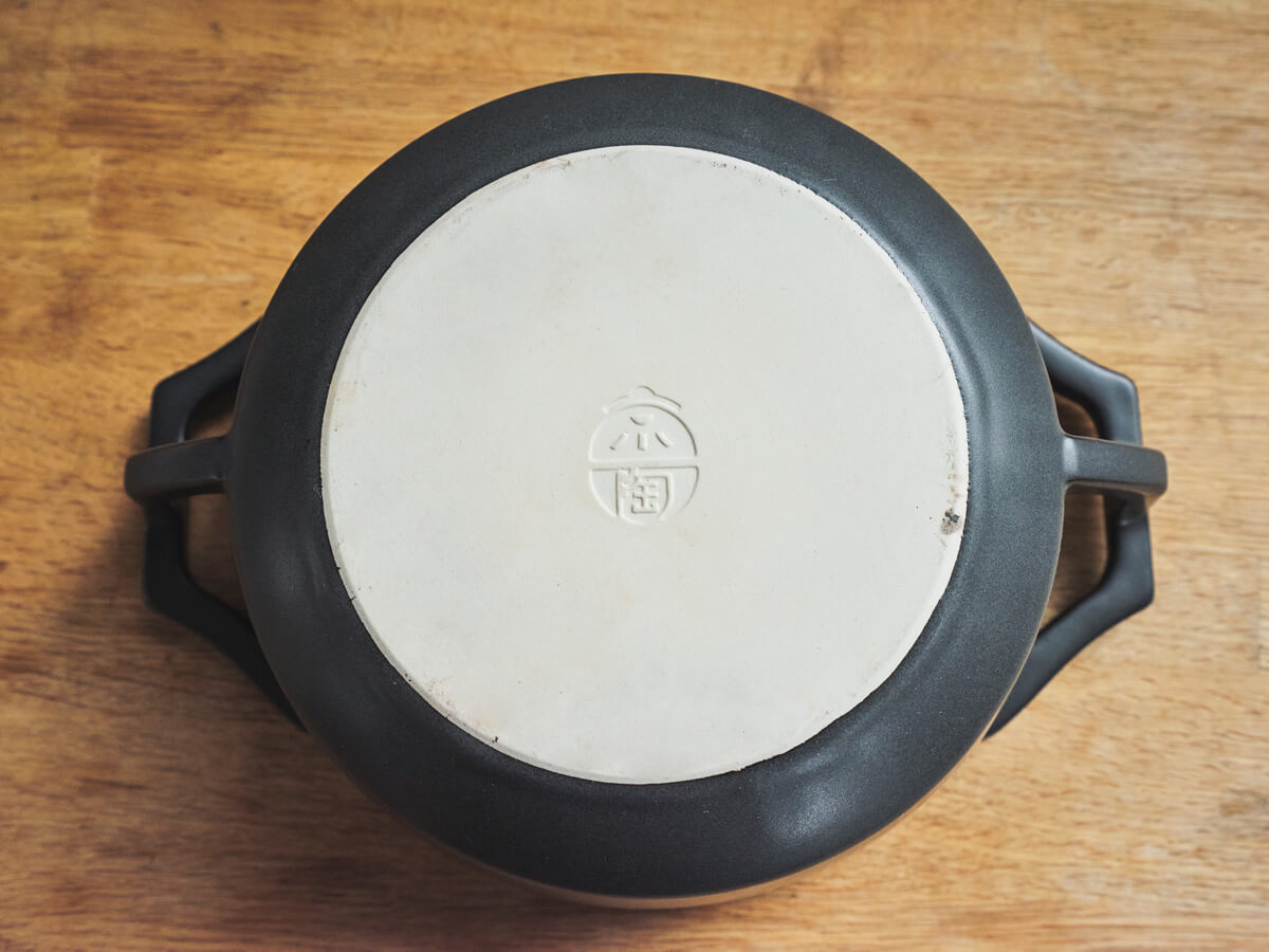 鍋の裏面には京陶窯業のロゴを