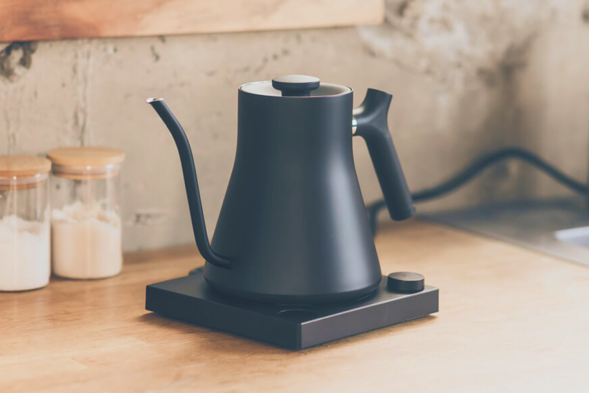 コーヒー特化の電気ケトルならFELLOWのStagg EKG一択！大容量で1℃刻み 