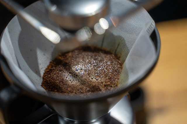 最初に少量のお湯を投入し蒸らすことで、コーヒー粉に含まれるガスを放出。表面がフツフツとしているのがわかる