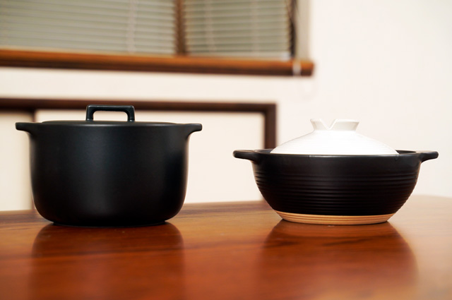 深型（左）と浅型（右）の土鍋。鍋の中で米が対流し炊飯後もしっかり蒸らすことができる深型が炊飯には適している