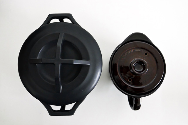 直径20.5cmの「KYOTOH」の土鍋（左）と、直径15cmの「イシガキ」の土鍋（右）