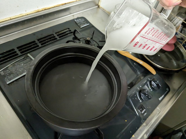 土鍋の目止めの仕方　1.水に対して1割程度の小麦粉を溶かし、鍋に入れる。水量は鍋の6分目くらいが目安