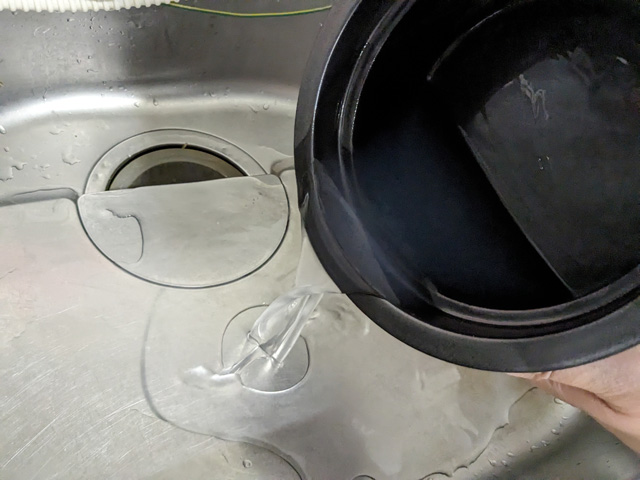 土鍋の目止めの仕方　4.完全に冷めたら水を捨てる。最後に水洗いをしてよく乾かす