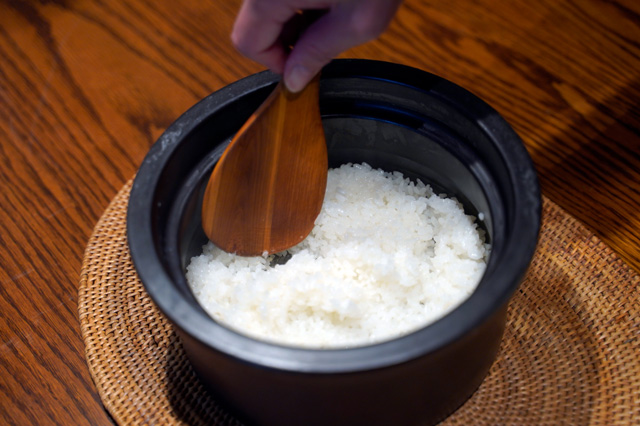 炊き込みご飯を作った「ambai」の土鍋は萬古焼。デザイン性にも優れている
